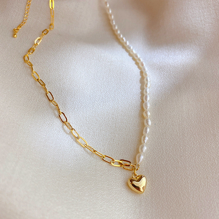 Amélie pearl heart necklace close-up
