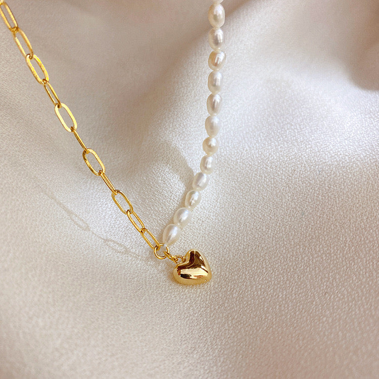 Amélie pearl heart necklace heart pendant detail