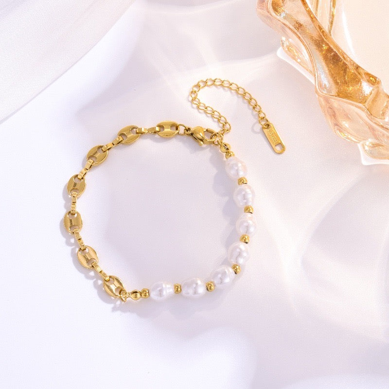 Noelle pearl bracelet product image